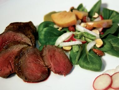 Lauwarmes Hasenrückenfilet mit Malzbier-Äpfeln und Honigvinaigrette