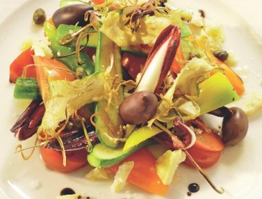Sommersalat mit jungen Zucchini