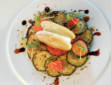 Knuspriger Schaffrischkäse mit Zucchini-Olivensalat