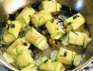 Zucchini-Schafkäsewickler