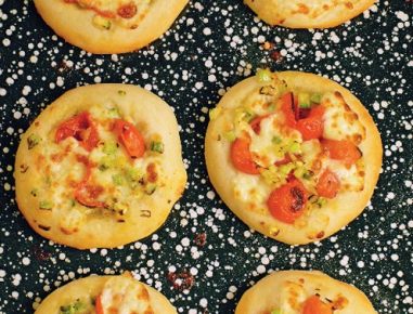 Zucchini-Paradeiserpizzetten mit Büffelmozzarella