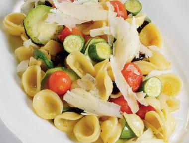 Zucchini-Nudeln mit Paradeisern