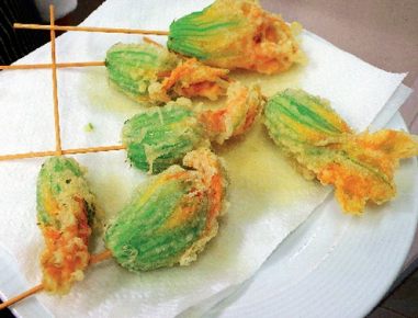 Gefüllte Zucchiniblüten in Tempurateig