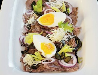 Saures Rindfleisch mit Ei, Kürbiskernöl und Kren