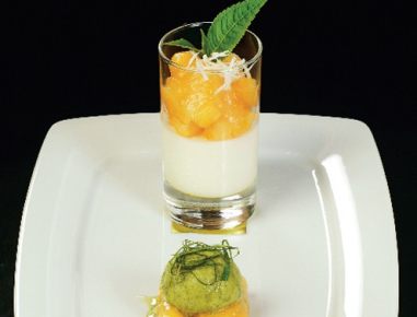 Kren-Panna-cotta mit Zuckermelone und Melisse