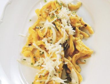 Kürbisspätzle mit geriebenem Schafkäse