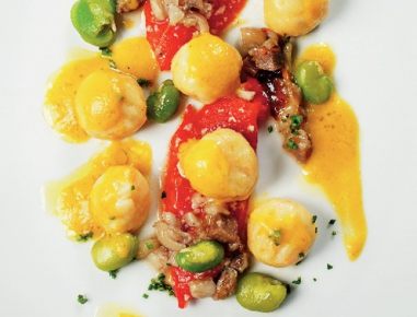 Kürbis-Erdäpfel-Nockerl mit Sauhaxl und Bohnen
