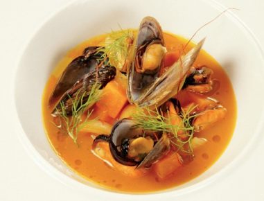 Miesmuscheln im Zwiebel-Kürbissud