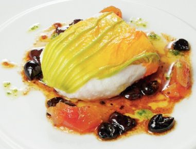 Weißer Heilbutt in der Zucchiniblüte mit Oliven