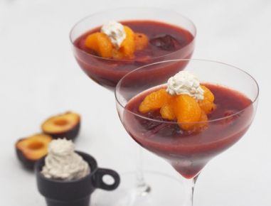Zwetschken-Kaltschale mit Mandarinenfächer