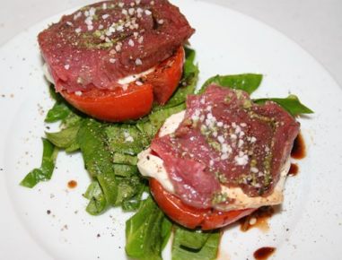 Carpaccio Roulade mit Basilikumpesto und Mozarella auf Dörrtomate mit Spinatsalat