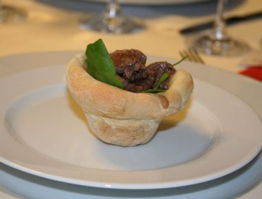 Salat mit Rindfleischstreifen im Pizzabrotbecher