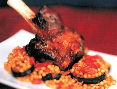 Marokkanische Lammhaxe mit indischen Auberginen