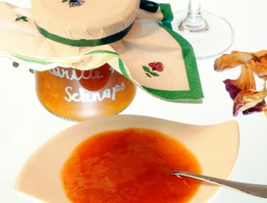 Marillenmarmelade mit Rosenblüten