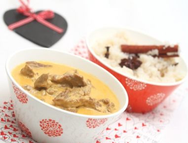 Rotes Entencurry mit Gewürzreis