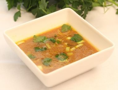 Misosuppe mit Gemüse und Wakamealgen
