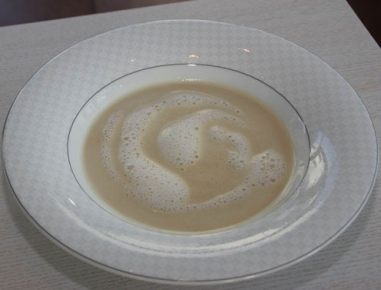Geräucherte Kukuruzsuppe mit Marillenkernölschaum