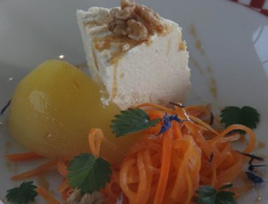 Fruchtiger Karottensalat mit Büffelricotta und Safranbirne