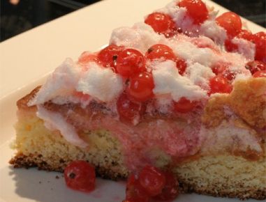 Ribiselkuchen mit Schneehaube