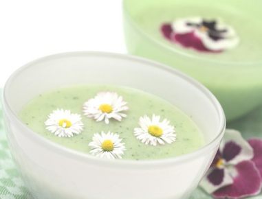 Bärlauchsuppe mit Gänseblümchen