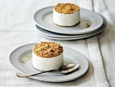 Mascarponekuchen mit Ingwerkeksstreuseln