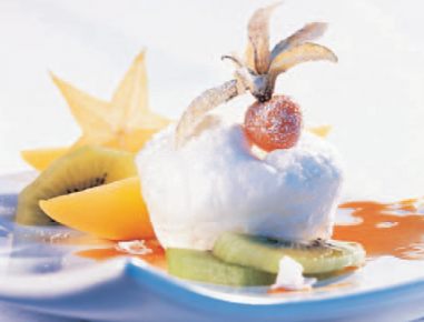 Bacardi-Schneenockerl mit Ananassirup und tropischen Früchten