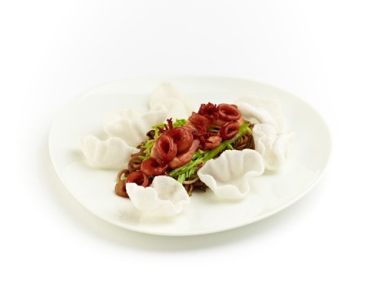 Sautierte Meeresfrüchte mit Eiernudeln und Reiscracker