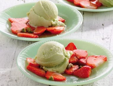 Avocado-Sorbet mit marinierten Erdbeeren