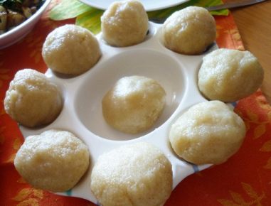 Grießknödel als Suppeneinlage