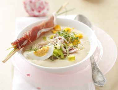 Schinkencremesuppe mit Lauch und Kresse