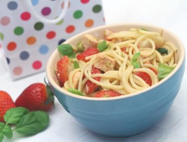 Pasta mit cremiger Lachs-Erdbeer-Sauce