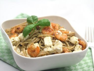 Pasta mit Pesto, Feta und Garnelen
