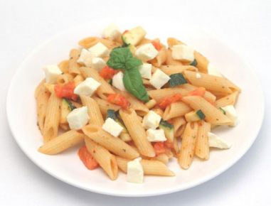 Penne-Zucchini-Salat mit geschmolzenen Tomaten