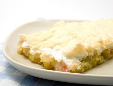 Blechkuchen mit Mandeln und Rhabarber