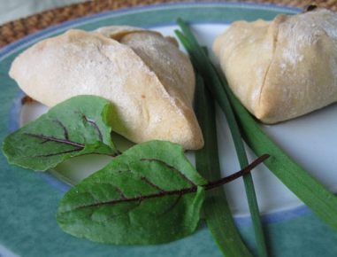 Ostafrikanische Spinat-Nusstaschen mit Labneh