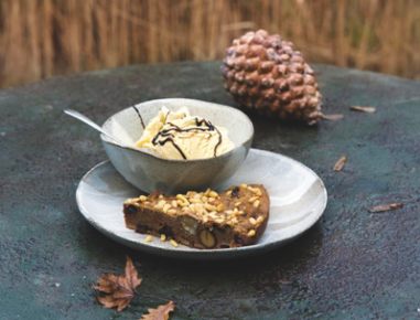 Castanaccio mit Vanilleeis und Balsamicosirup