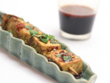 Würzige Tofu-Satés mit Sojasauce