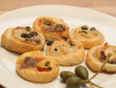 Blätterteigschnecken mit Anchovis