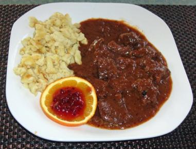 Hirschgulasch mit Preiselbeeren