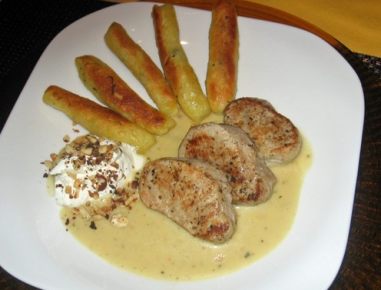 Nusslan vom Schweinsfilet im Holunderblütensaft'l mit gerösteten Haselnüssen