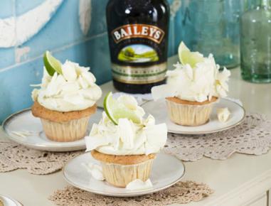 „Für die umwerfende Freundin” Baileys Original Cupcake mit Matchatee