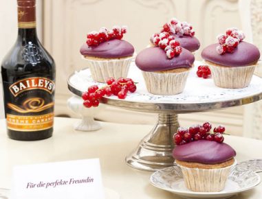 „Für die perfekte Freundin” Baileys Crème Caramel Cupcake mit flüssigem Kern