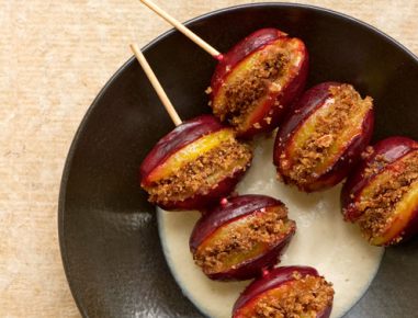 Zwetschkenspießchen mit Mandel-Zimt-Füllung