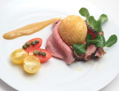 Roastbeef mit gebackenem Ei