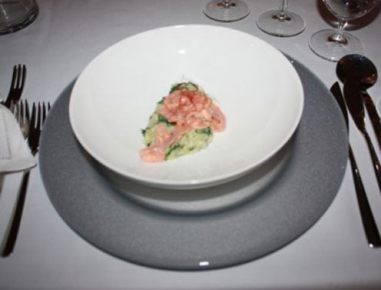 Spinatrisotto mit roh marinierter Lachsforelle