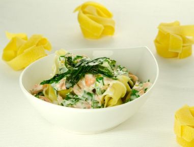 Bärlauch-Tagiatelle mit geräuchertem Lachs