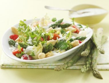 Spargelsalat mit Erbsenschoten und Radieschen