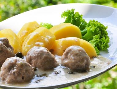 Faschierte Laibchen mit Sauce