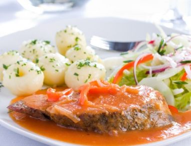 Schweinskoteletts in pikanter Sauce