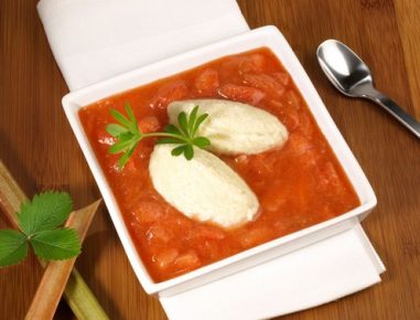Topfenknödel mit Erdbeer-Rhabarbersauce
